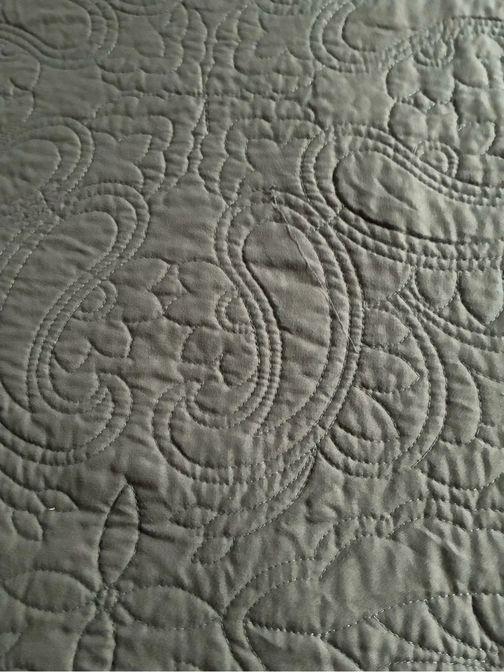 King Quilt Silver Grey Ornate Embossed Medallion Pattern Excellent Cond